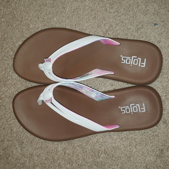 Flojos white split strap flip flops. Sz 8. Comfort foam & arch support. Lightwt - Picture 2 of 7